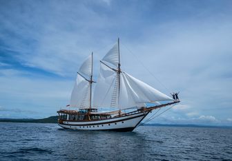 Majik Yacht Charter in Komodo