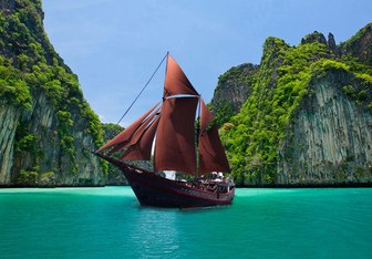 Manta Mae Yacht Charter in Komodo