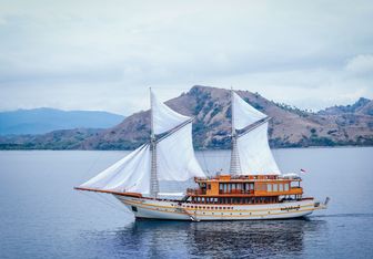 Sanctuary Yacht Charter in Komodo