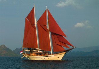 Si Datu Bua Yacht Charter in Komodo