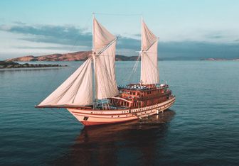 The Maj Oceanic Yacht Charter in Komodo